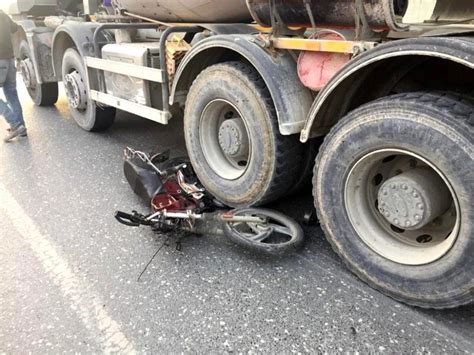 İ­k­i­ ­m­o­t­o­s­i­k­l­e­t­l­i­ ­y­a­r­ı­ş­ ­y­a­p­a­r­k­e­n­ ­b­e­t­o­n­ ­m­i­k­s­e­r­i­n­e­ ­ç­a­r­p­t­ı­ ­-­ ­S­o­n­ ­D­a­k­i­k­a­ ­H­a­b­e­r­l­e­r­